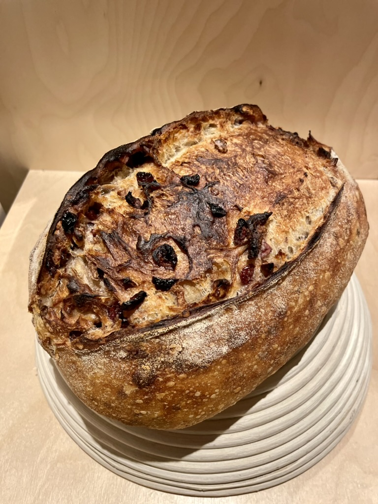 Valnødde tranebær surdejsbrød