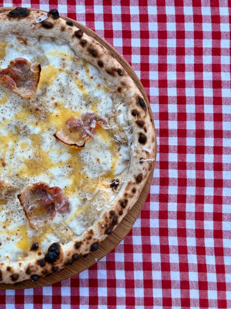 Surdejs pizza Carbonara